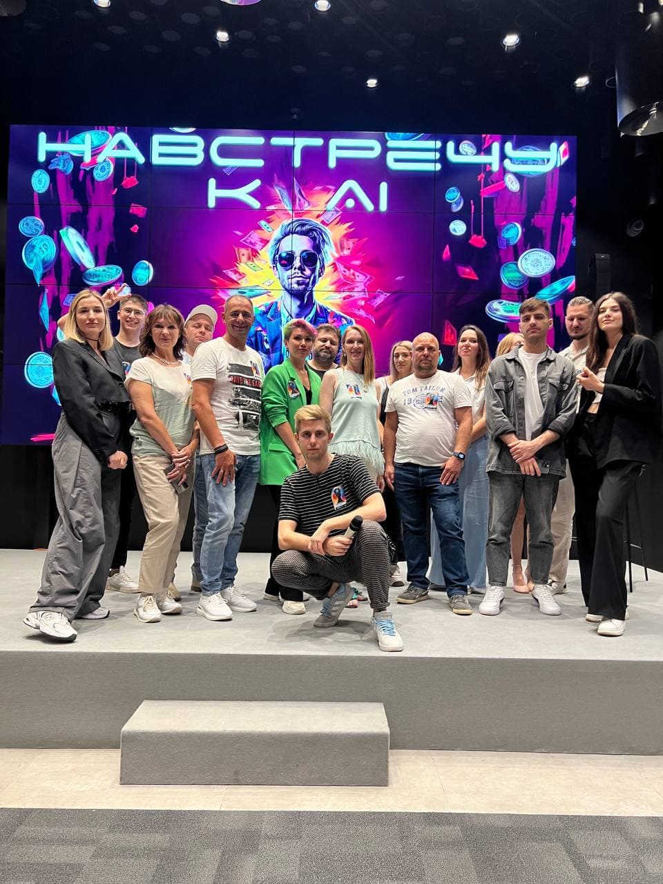 Паша Вин с микрофоном на сцене