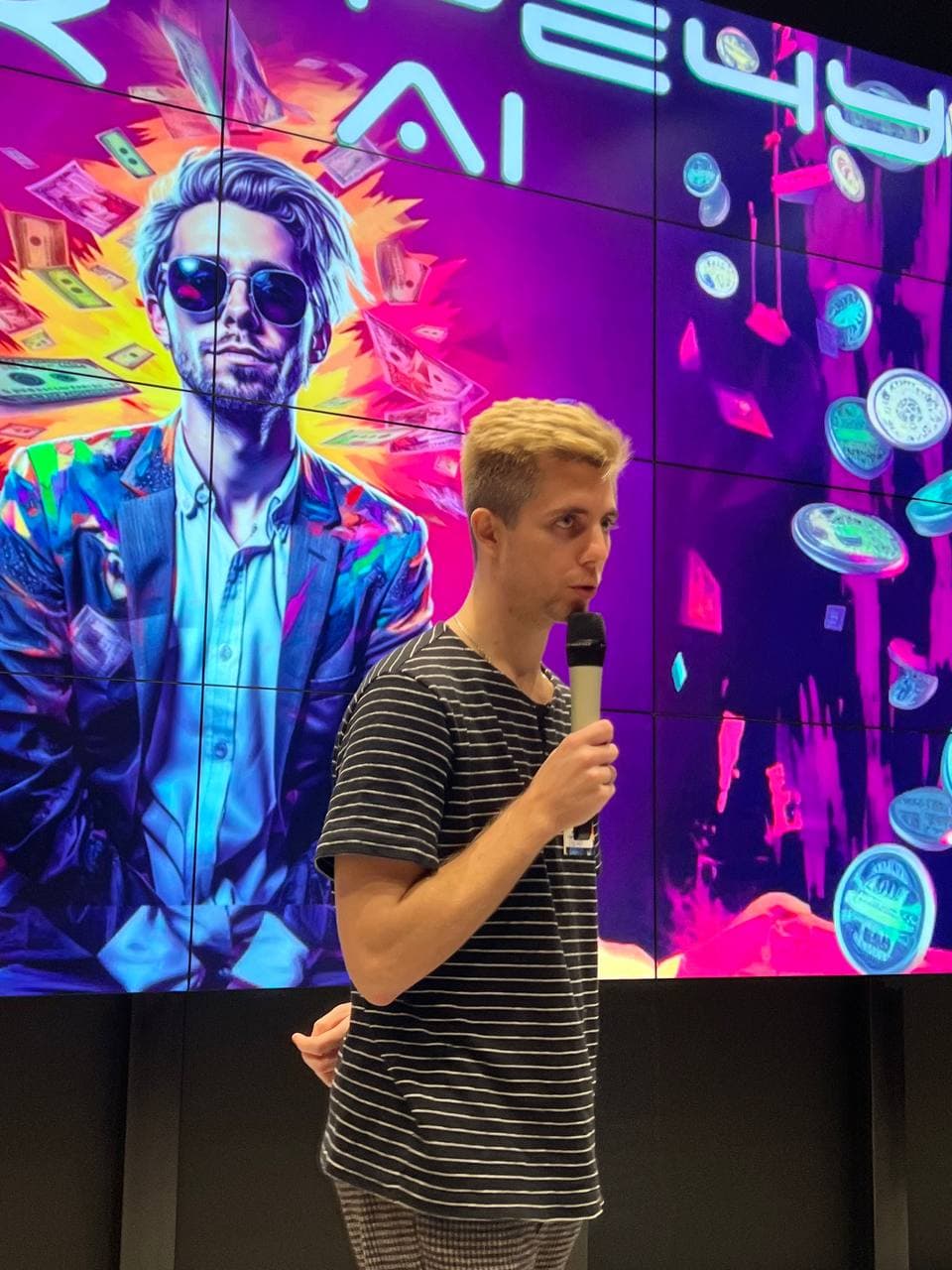 Паша Вин — вид в профиль на сцене